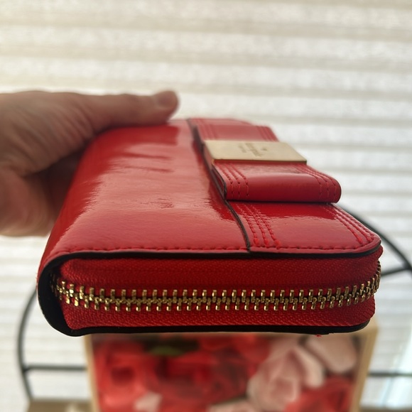 Kate spade red patent Leather Bow Zip Around wallet, EUC - Picture 5 of 11